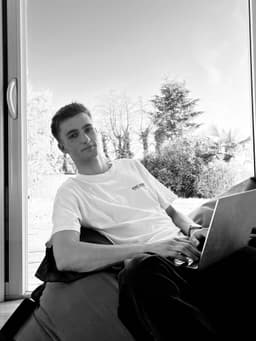 Nesta dans son atelier